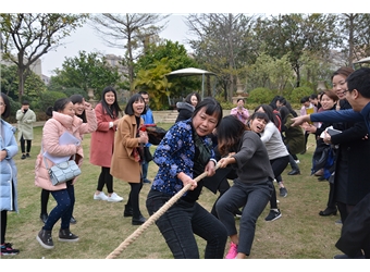拔河比賽現場十分激烈